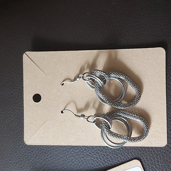 Hello ladies I am selling all the fashion earings for sale each $35.00 . - Picture 6 of 11